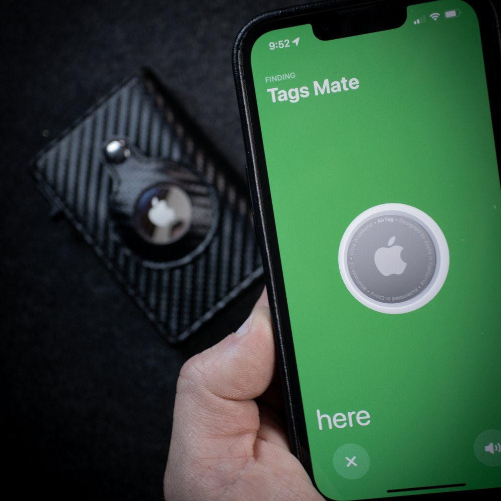 SlideTrack: Your Always-There Wallet - ELISERIE